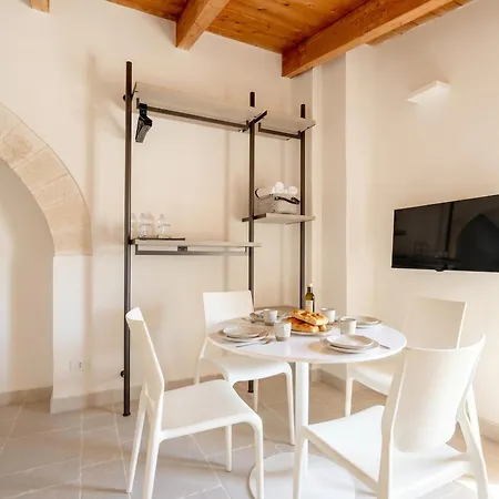 Palazzo Della Torre 202- Modern Historic Apartment