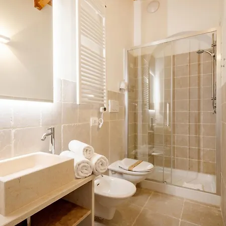 Palazzo Della Torre 202- Modern Historic Apartment *